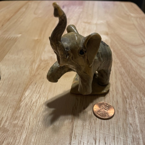 Vintage Crushed Marbled Oyster Shell Elephant Figurine - Picture 4 of 5